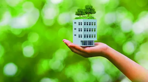 El uso de materiales reciclados o de bajo impacto es una estrategia para el diseño y construcción sostenible de viviendas.