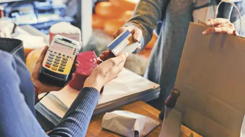 Vigilar los movimientos de la cuenta bancaria, actuar lo antes posible ante un cargo que no se reconozca y adoptar medidas de seguridad son pasos esenciales para la estabilidad financiera no se vea comprometida.

Para más información del tema, visita: https://www.eleconomista.com.mx/finanzaspersonales/debes-detectas-cargo-reconocido-tarjeta-20250210-745783.html 

¡Síguenos en nuestras redes sociales para mantenerte informado!

Twitter: https://twitter.com/eleconomista 
Facebook: https://www.facebook.com/ElEconomista.mx
Instagram: https://www.instagram.com/eleconomistamx
LinkedIn: https://www.linkedin.com/company/el-economista/

#ElEconomista #EETV