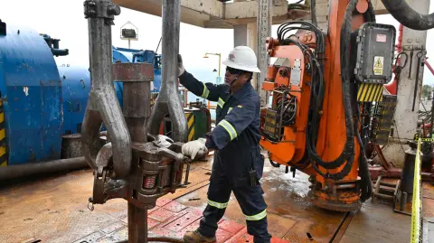 Los precios del barril de crudo Brent y WTI bajaron entre 2.36 y 2.6% este miércoles, por la posibilidad de una paz para la guerra de Ucrania.

Para más información del tema, visita: https://www.eleconomista.com.mx/mercados/petroleo-pierde-2-posible-paz-ucrania-20250212-746100.html

¡Síguenos en nuestras redes sociales para mantenerte informado!

Twitter: https://twitter.com/eleconomista 
Facebook: https://www.facebook.com/ElEconomista.mx
Instagram: https://www.instagram.com/eleconomistamx
LinkedIn: https://www.linkedin.com/company/el-economista/

#ElEconomista #EETV