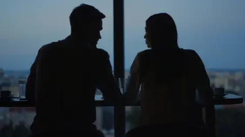 La legislación laboral no prohíbe las relaciones amorosas en el trabajo, pero pueden haber políticas internas que regulen comportamientos.