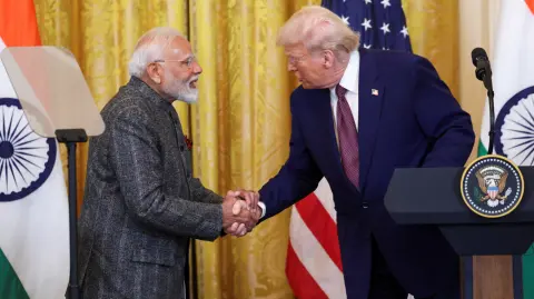 El presidente de Estados Unidos, Trump, celebra una conferencia de prensa conjunta con el primer ministro indio, Modi, en la Casa Blanca en Washington