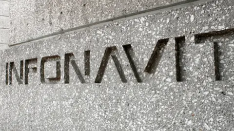 Un análisis realizado por el ECUM, destaca oportunidades en el modelo de alquiler de vivienda que plantea el instituto, pero cuestiona la eficacia en la gestión de los fondos de los trabajadores

Para más información del tema, visita: https://www.eleconomista.com.mx/econohabitat/claroscuros-reforma-infonavit-arrendamiento-social-dudas-sobre-transparencia-20250214-746346.html

¡Síguenos en nuestras redes sociales para mantenerte informado!

Twitter: https://twitter.com/eleconomista 
Facebook: https://www.facebook.com/ElEconomista.mx
Instagram: https://www.instagram.com/eleconomistamx
LinkedIn: https://www.linkedin.com/company/el-economista/

#ElEconomista #EETV