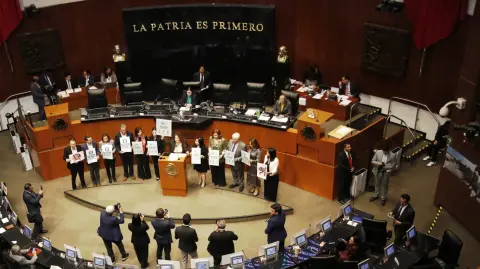 Senadores panistas protestan contra las reformas a la Ley del Infonavit.