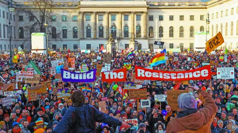Miles de participantes expresaron sus críticas en contra de la ultraderecha, ayer en Berlín.