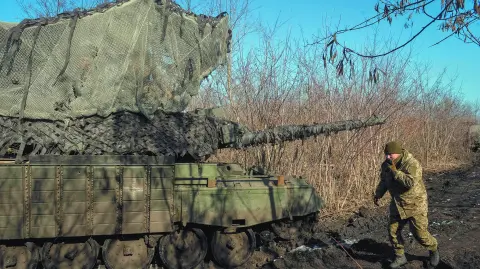 Un soldado ucranio opera un tanque Leopard 1A5 durante un ataque en Donetsk, el pasado día 9.