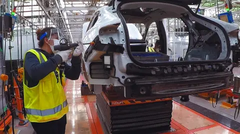 La industria automotriz genera alrededor de dos millones de empleos directos e indirectos en México.