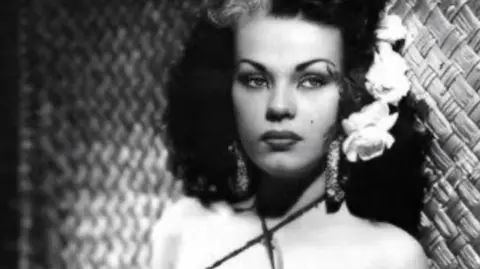 La vedette se consagró durante la época de oro del cine mexicano.

Para más información del tema, visita: https://www.eleconomista.com.mx/arteseideas/tongolele-diosa-pantera-murio-93-anos-edad-20250217-746721.html

¡Síguenos en nuestras redes sociales para mantenerte informado!

Twitter: https://twitter.com/eleconomista 
Facebook: https://www.facebook.com/ElEconomista.mx
Instagram: https://www.instagram.com/eleconomistamx
LinkedIn: https://www.linkedin.com/company/el-economista/

#ElEconomista #EETV
