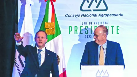 Toma de protesta del nuevo presidente del Consejo Nacional Agropecuario, Jorge Esteves despidiendo al saliente de su carg Juan Cortina y a cargo del secretario de agricultura y desarrollo ruralo Julio Verdegue.  . Foto Rosario Servin