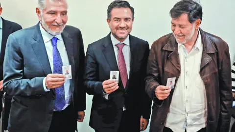 Ayer Miguel Ángel Yunes (centro) quien fue expulsado del PAN por votar a favor de la reforma judicial en el Senado se afilió a Morena.