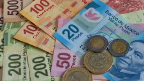 La divisa local cae a media semana, tras haber registrado ayer un sexto avance consecutivo, mientras el mercado espera la publicación de las minutas de la Fed. En el aspecto local, se espera el reporte trimestral del Banxico.