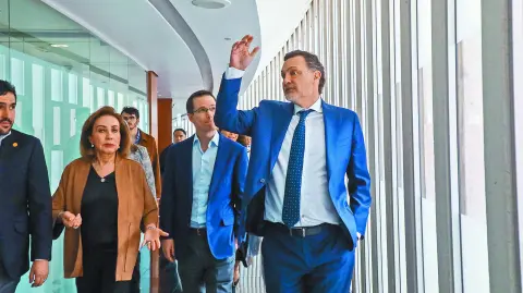 En las escuelas públicas y privadas de Querétaro, los alumnos no podrán ingresar con teléfonos celulares o tabletas digitales, anunció el gobernador Mauricio Kuri.