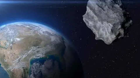 El asteroide YR4, descubierto recientemente por los astrónomos, tiene ahora sólo un 1.5% de probabilidades de chocar con la Tierra en 2032, un índice que la NASA ha revisado a la baja tras un máximo histórico del 3.1 por ciento.