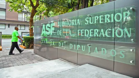 La Auditoría Superior de la Federación (ASF) detectó irregularidades por más de 53,741 millones de pesos en la Cuenta Pública 2023; de esta cifra, únicamente ha podido recuperar 1,762 millones de pesos, por lo que el daño al erario se mantiene en 51,979 millones de pesos.

Para más información del tema, visita: https://www.eleconomista.com.mx/politica/asf-detecta-posible-desfalco-51-979-millones-pesos-cuenta-publica-20250220-747242.html
Twitter: https://twitter.com/eleconomista 
Sitio web: https://www.eleconomista.com.mx/ 
Facebook: https://www.facebook.com/ElEconomista.mx 

#ElEconomista #CapitalHumano #EETV