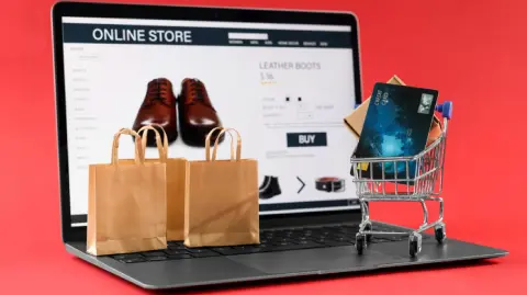 El e-commerce en México continúa con una tendencia positiva. En 2023 generó un valor de poco más de 2 billones de pesos, lo que implicó un crecimiento interanual de 8.% en términos reales.

Para más información del tema, visita: https://www.eleconomista.com.mx/tecnologia/comercio-electronico-mexico-aporto-6-4-pib-nacional-20250218-746839.html 

¡Síguenos en nuestras redes sociales para mantenerte informado!

Twitter: https://twitter.com/eleconomista 
Facebook: https://www.facebook.com/ElEconomista.mx
Instagram: https://www.instagram.com/eleconomistamx
LinkedIn: https://www.linkedin.com/company/el-economista/

#ElEconomista #EETV
