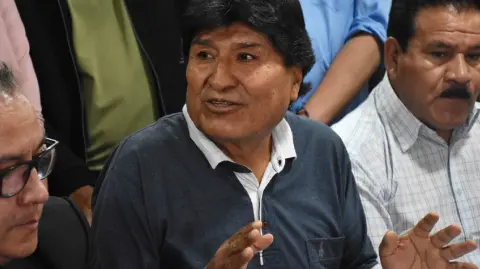 Morales, de 65 años, está enfrentado con Luis Arce, su exministro y hoy adversario, a quien acusa de desatar una "persecución jurídica" para "proscribirlo" de las elecciones presidenciales. 

Para más información del tema, visita: https://www.eleconomista.com.mx/internacionales/evo-morales-ve-desestimada-denuncia-supuesto-atentado-bolivia-20250221-747472.html 

¡Síguenos en nuestras redes sociales para mantenerte informado! 

Twitter: https://twitter.com/eleconomista 
Facebook: https://www.facebook.com/ElEconomista.mx 
Instagram: https://www.instagram.com/eleconomistamx 
LinkedIn: https://www.linkedin.com/company/el-economista/ 
 
#ElEconomista #EETV