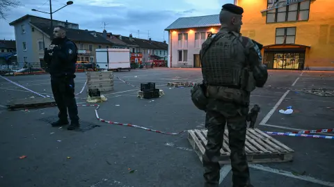 La policía de Francia resguarda la zona de ataque en Mulhouse.