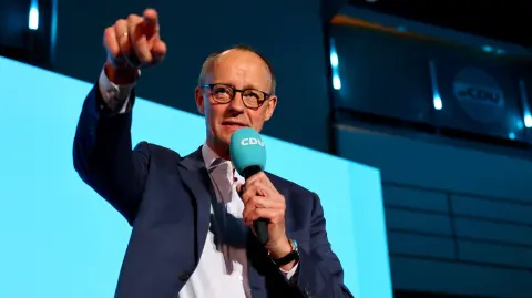 Friedrich Merz, líder del partido Unión Demócrata Cristiana (CDU), habla después de que se anunciaran los resultados de la encuesta de salida para las elecciones generales de 2025.