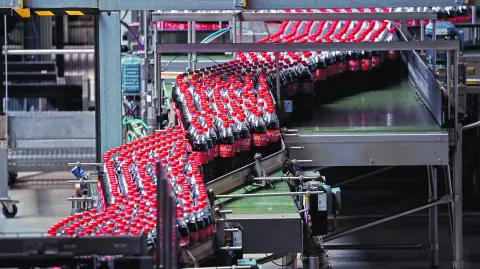 La mayor embotelladora de Coca-Cola a nivel global también apostará al desarrollo de bebidas sin azúcar y no carbonatadas.