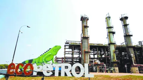 La petrolera colombiana desarrollará dos nuevas instalaciones para el gas importado.