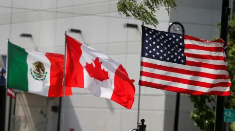Canadá y México deberían intensificar esta semana sus esfuerzos para evitar los aranceles del 25% sobre sus exportaciones a Estados Unidos en conversaciones para persuadir al Gobierno del presidente Donald Trump de que sus medidas para aumentar la seguridad fronteriza y frenar el tráfico de fentanilo están funcionando antes del plazo del 4 de marzo.

Para más información del tema, visita: https://www.eleconomista.com.mx/empresas/canada-mexico-intensificaran-semana-platicas-sobre-fentanilo-frontera-evitar-aranceles-20250224-747656.html

¡Síguenos en nuestras redes sociales para mantenerte informado!

Twitter: https://twitter.com/eleconomista 
Facebook: https://www.facebook.com/ElEconomista.mx
Instagram: https://www.instagram.com/eleconomistamx
LinkedIn: https://www.linkedin.com/company/el-economista/

#ElEconomista #EETV