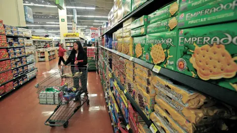 Walmart de México se suma a la iniciativa Hecho en México, llevando este distintivo gráfico a los pasillos y anaqueles de sus casi 3,200 tiendas y clubes en todo el país, con lo cual también buscará aumentar su base de proveedores locales, promover el consumo de productos elaborados en el país, así como apoyar la economía de las familias mexicanas.

Para más información del tema, visita: https://www.eleconomista.com.mx/empresas/walmart-une-iniciativa-hecho-mexico-impulsar-productores-locales-consumo-nacional-20250224-747703.html

¡Síguenos en nuestras redes sociales para mantenerte informado!

Twitter: https://twitter.com/eleconomista 
Facebook: https://www.facebook.com/ElEconomista.mx
Instagram: https://www.instagram.com/eleconomistamx
LinkedIn: https://www.linkedin.com/company/el-economista/

#ElEconomista #EETV
