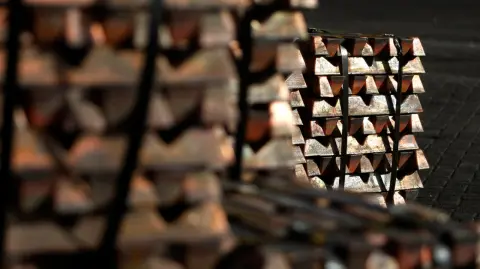 Los precios del cobre en Estados Unidos subían la mañana de este miércoles después de que el presidente Donald Trump tomó medidas sobre la imposición de aranceles a las importaciones del metal rojo, mientras que un corte de energía en Chile, el principal productor mundial, también apoyaba al mercado en general.

Para más información del tema, visita: https://www.eleconomista.com.mx/mercados/precios-cobre-suben-revision-trump-sobre-aranceles-apagon-chile-20250226-748031.html

¡Síguenos en nuestras redes sociales para mantenerte informado!

Twitter: https://twitter.com/eleconomista 
Facebook: https://www.facebook.com/ElEconomista.mx
Instagram: https://www.instagram.com/eleconomistamx
LinkedIn: https://www.linkedin.com/company/el-economista/

#ElEconomista #EETV