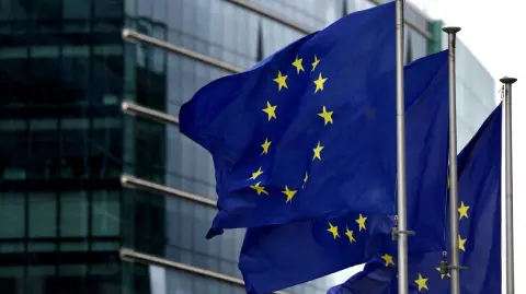 El presidente republicano dijo que el déficit comercial de Estados Unidos con Europa es de 300,000 millones de dólares, cifras que la Comisión Europea rechaza.

Para más información del tema, visita: https://www.eleconomista.com.mx/economia/trump-anuncia-aranceles-25-productos-europeos-20250226-748090.html

¡Síguenos en nuestras redes sociales para mantenerte informado!

Twitter: https://twitter.com/eleconomista 
Facebook: https://www.facebook.com/ElEconomista.mx
Instagram: https://www.instagram.com/eleconomistamx
LinkedIn: https://www.linkedin.com/company/el-economista/

#ElEconomista #EETV