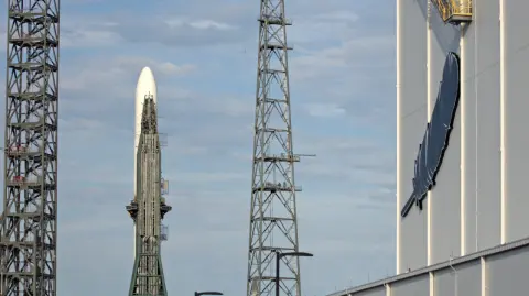 La cantante de pop Katy Perry y la periodista Lauren Sánchez, comprometida con el multimillonario Jeff Bezos, integrarán una tripulación compuesta exclusivamente por mujeres en el próximo vuelo suborbital de Blue Origin, anunció la compañía aeroespacial este jueves.

Para más información del tema, visita: https://www.eleconomista.com.mx/internacionales/katy-perry-lauren-sanchez-tripulacion-femenina-blue-origin-viajara-espacio-20250227-748243.html

¡Síguenos en nuestras redes sociales para mantenerte informado!

Twitter: https://twitter.com/eleconomista 
Facebook: https://www.facebook.com/ElEconomista.mx
Instagram: https://www.instagram.com/eleconomistamx
LinkedIn: https://www.linkedin.com/company/el-economista/

#ElEconomista #EETV