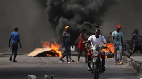 El presidente de República Dominicana, Luis Abinader, anunció este jueves que declaró como "organizaciones terroristas" a las pandillas que asolan Haití con violencia, al tiempo que criticó la "incapacidad" de la comunidad internacional en hacer frente a la crisis de su vecino.

Para más información del tema, visita: https://www.eleconomista.com.mx/internacionales/trump-republica-dominicana-declara-terroristas-pandillas-haiti-20250227-748245.html

¡Síguenos en nuestras redes sociales para mantenerte informado!

Twitter: https://twitter.com/eleconomista 
Facebook: https://www.facebook.com/ElEconomista.mx
Instagram: https://www.instagram.com/eleconomistamx
LinkedIn: https://www.linkedin.com/company/el-economista/

#ElEconomista #EETV
