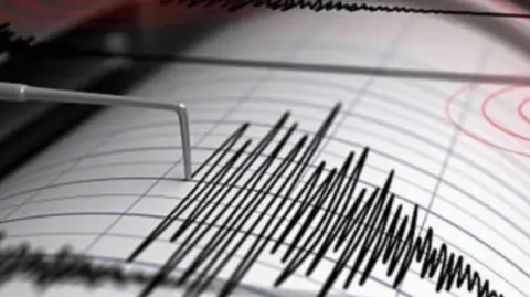 La jefa de Gobierno de la Ciudad de México, Clara Brugada, reportó que fue activado el protocolo de seguridad y mantiente contacto con la Secretaría de Seguridad Ciudadana local, así como la Secretaría de Gestión Integral de Riesgos y Protección Civil.

Para más información del tema, visita: https://www.eleconomista.com.mx/politica/sismo-magnitud-5-1-sacude-cdmx-sono-alerta-sismica-20250228-748438.html

¡Síguenos en nuestras redes sociales para mantenerte informado!

Twitter: https://twitter.com/eleconomista 
Facebook: https://www.facebook.com/ElEconomista.mx
Instagram: https://www.instagram.com/eleconomistamx
LinkedIn: https://www.linkedin.com/company/el-economista/

#ElEconomista #EETV