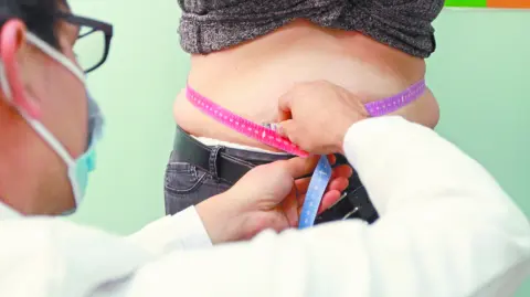 Actualmente, México supera en más de 14 puntos (76.2%) el promedio sumado entre ambas condiciones en el Continente Americano (62.5%), alerta el Colegio Mexicano de Cirugía para la Obesidad y Enfermedades Metabólicas.

Para más información del tema, visita: https://www.eleconomista.com.mx/arteseideas/2035-media-poblacion-mundial-tendra-sobrepeso-u-obesidad-20250304-748861.html

¡Síguenos en nuestras redes sociales para mantenerte informado!

Twitter: https://twitter.com/eleconomista 
Facebook: https://www.facebook.com/ElEconomista.mx
Instagram: https://www.instagram.com/eleconomistamx
LinkedIn: https://www.linkedin.com/company/el-economista/

#ElEconomista #EETV