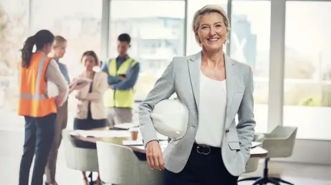 El 44%de las mujeres dice que los principales retos en la Alta Dirección son la discriminación y microagresiones.