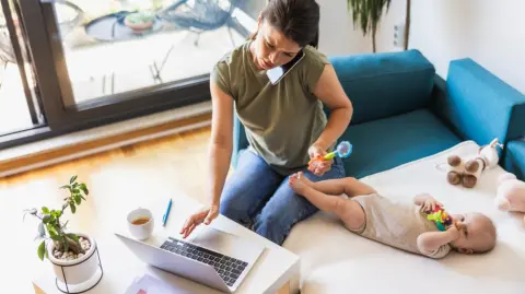 Los estereotipos en los roles de género detienen a las emprendedoras.