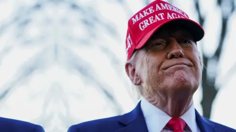 La Casa Blanca informó este miércoles que las importaciones de automóviles desde Canadá y México quedan exentas de aranceles durante un mes. Además, precisó que el presidente Donald Trump está abierto a escuchar sobre exenciones arancelarias adicionales.

Para más información del tema, visita: https://www.eleconomista.com.mx/empresas/trump-frena-mes-aranceles-autos-mexico-canada-20250305-749150.html

¡Síguenos en nuestras redes sociales para mantenerte informado!

Twitter: https://twitter.com/eleconomista 
Facebook: https://www.facebook.com/ElEconomista.mx
Instagram: https://www.instagram.com/eleconomistamx
LinkedIn: https://www.linkedin.com/company/el-economista/

#ElEconomista #EETV