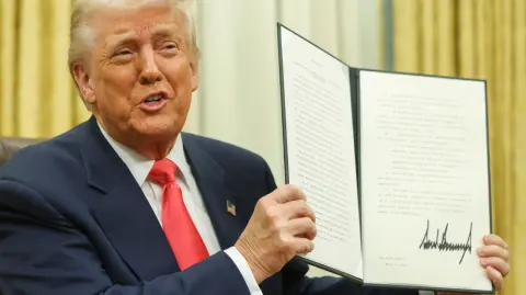 Después de implementar aranceles generalizados del 25% sobre los bienes procedentes de Canadá y México a principios de esta semana, el presidente de Estados Unidos anunció el jueves un indulto de un mes con una exención para el sector automotriz de América del Norte.