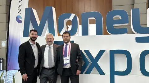 De izq. a der.: Samuel Hertz, Director of Operation, David Barrett, CEO of EBC Financial Group, José Manuel Herrera, Gerente Regional de EBC Financial Group LATAM / Branded Content