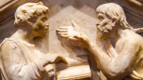 Platón y Aristóteles debatiendo en un bajorrelieve del muro exterior de la Catedral de Florencia.