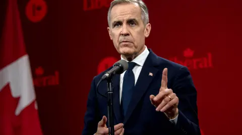 "No podemos permitir que Trump gane", advirtió el domingo Mark Carney, nuevo líder del Partido Liberal canadiense y futuro primer ministro, durante su discurso de victoria en Ottawa.

Para más información del tema, visita: https://www.eleconomista.com.mx/internacionales/mark-carney-elegido-oficialismo-canada-proximo-primer-ministro-20250309-749733.html 

¡Síguenos en nuestras redes sociales para mantenerte informado!

Twitter: https://twitter.com/eleconomista 
Facebook: https://www.facebook.com/ElEconomista.mx
Instagram: https://www.instagram.com/eleconomistamx
LinkedIn: https://www.linkedin.com/company/el-economista/

#ElEconomista #EETV