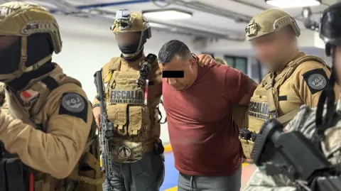 La Fiscalía mexiquense indicó que investiga la relación de "El Conejo" con autoridades municipales en funciones y anteriores de diversos municipios del Valle de México, principalmente Ecatepec y Cuautitlán, para la comisión de otros hechos delictivos.