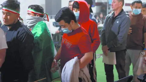 ONG denuncian que trasladan a repatriados esposados de manos, cintura y pies a México.

Para más información del tema, visita: https://www.eleconomista.com.mx/politica/aumentaron-4-5-deportaciones-mexicanos-enero-20250311-749969.html

¡Síguenos en nuestras redes sociales para mantenerte informado!

Twitter: https://twitter.com/eleconomista 
Facebook: https://www.facebook.com/ElEconomista.mx
Instagram: https://www.instagram.com/eleconomistamx
LinkedIn: https://www.linkedin.com/company/el-economista/

#ElEconomista