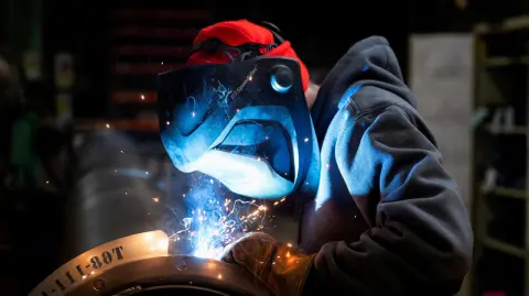 El portavoz de la Casa Blanca, Kush Desai, confirmó en un comunicado que los aranceles entrarán en vigor a partir de la medianoche del miércoles, sin exenciones para ningún socio comercial de Estados Unidos.