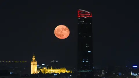 Este fenómeno coincide, además, con la Luna llena, que adoptará temporalmente una tonalidad rojiza o anaranjada al filtrarse parte de la luz solar por una parte de la atmósfera de la Tierra.