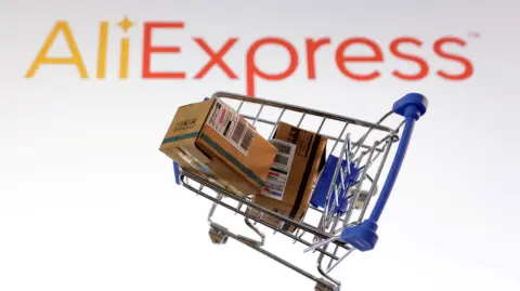 AliExpress lanzó su nuevo marketplace en México, dirigido a emprendedores y comerciantes nacionales para impulsar su crecimiento en el comercio electrónico, ofreciéndoles la posibilidad de vender sus productos en su tienda online. 

Para más información del tema, visita: https://www.eleconomista.com.mx/empresas/aliexpress-lanza-nuevo-marketplace-mexico-impulsar-emprendedores-comerciantes-nacionales-20250313-750399.html 

¡Síguenos en nuestras redes sociales para mantenerte informado! 

Twitter: https://twitter.com/eleconomista 
Facebook: https://www.facebook.com/ElEconomista.mx 
Instagram: https://www.instagram.com/eleconomistamx 
LinkedIn: https://www.linkedin.com/company/el-economista/ 

#ElEconomista
