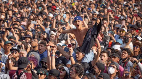 En esta edición especial de Vive Latino 2025, se rendirá homenaje a uno de los grandes de la música en español: Pau Donés, el alma detrás de Jarabe de Palo. Sus canciones, que han acompañado a millones en tantos momentos, volverán a vibrar en el escenario del festival con un tributo que promete ser inolvidable.

Para más información del tema, visita: https://www.eleconomista.com.mx/arteseideas/vive-latino-2025-horarios-dos-dias-actividades-debes-20250314-750600.html

¡Síguenos en nuestras redes sociales para mantenerte informado!

Twitter: https://twitter.com/eleconomista 
Facebook: https://www.facebook.com/ElEconomista.mx
Instagram: https://www.instagram.com/eleconomistamx
LinkedIn: https://www.linkedin.com/company/el-economista/

#ElEconomista #EETV