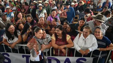 La presidenta de México nuevamente respondió a la sugerencia estadounidense de intervención militar en territorio nacional.

Para más información del tema, visita: https://www.eleconomista.com.mx/politica/miedo-trump-sheinbaum-reitera-defensa-soberania-pueblo-gobierno-20250315-750699.html

¡Síguenos en nuestras redes sociales para mantenerte informado!

Twitter: https://twitter.com/eleconomista 
Facebook: https://www.facebook.com/ElEconomista.mx
Instagram: https://www.instagram.com/eleconomistamx
LinkedIn: https://www.linkedin.com/company/el-economista/

#ElEconomista #EETV