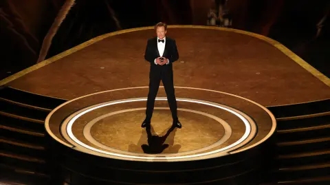 Conan O'Brien repetirá como presentador de los Premios Oscar en la ceremonia del 2026.
