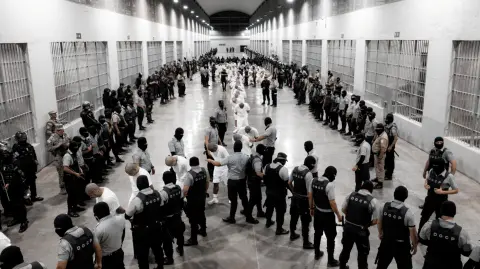 Ciudadanos venezolanos deportados desde Estados Unidos en El Salvador.