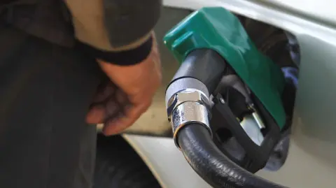 Ante reclamos de la industria gasolinera estadounidense, la presidenta Claudia Sheinbaum dijo este lunes que las acciones gubernamentales en materia energética no contradicen al Tratado de Libre Comercio entre Estados Unidos, Canadá y México.

Para más información del tema, visita: https://www.eleconomista.com.mx

¡Síguenos en nuestras redes sociales para mantenerte informado!

Twitter: https://twitter.com/eleconomista 
Facebook: https://www.facebook.com/ElEconomista.mx
Instagram: https://www.instagram.com/eleconomistamx
LinkedIn: https://www.linkedin.com/company/el-economista/

#ElEconomista #EETV