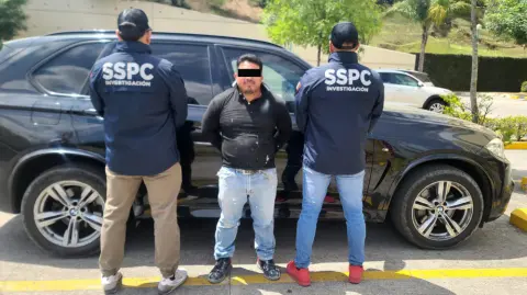 La Secretaría de Seguridad y Protección Ciudadana informó que la detención, en la que participaron elementos de la Defensa, la Secretaría de Marina, la Fiscalía General de la República (FGR) y la Guardia Nacional, se realizó en la carretera Teocelo-Baxtla, en Veracruz.