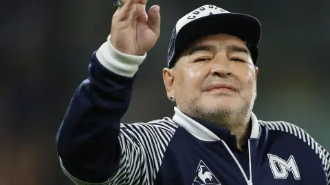 Siete de los ocho profesionales de la salud acusados por la muerte de Diego Maradona enfrentan un juicio para determinar sus responsabilidades. Se les acusa de no dar al astro argentino el tratamiento que necesitaba.

¡Síguenos en nuestras redes sociales para mantenerte informado!

Twitter: https://twitter.com/eleconomista 
Facebook: https://www.facebook.com/ElEconomista.mx
Instagram: https://www.instagram.com/eleconomistamx
LinkedIn: https://www.linkedin.com/company/el-economista/

#ElEconomista #EETV #DW